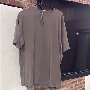 Vuori Men's Short Sleeve Tee in Taupe
